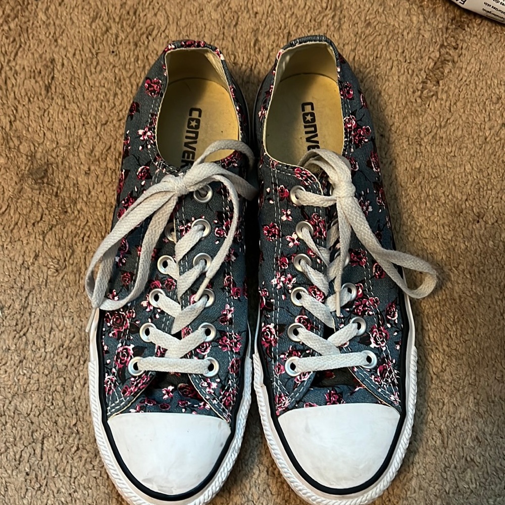 Converse denim flowers. Womens sz 9 mens sz 7